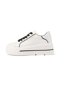 Sneaker bianca con lacci neri e una spessa suola a piattaforma bianca. Presenta un logo dorato sul lato e una striscia nera a contrasto.