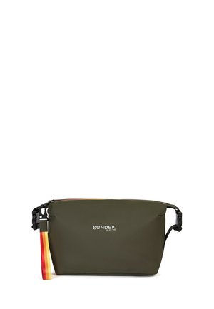 Astuccio rettangolare verde oliva con cerniera, logo Sundek e cinturino da polso staccabile con sfumatura rossa, arancione e gialla.