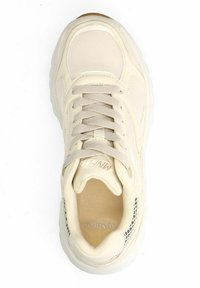 Baskets de sport beige avec un dessus en mesh texturé, bout rond, design à lacets et un panneau latéral à motifs avec une semelle rembourrée.