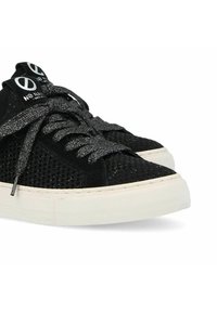 Le sneakers nere presentano una tomaia in mesh testurizzato con dettagli metallici e lacci neri piatti. La suola è bianca con un leggero motivo di battistrada.