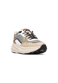 Sneaker con tomaia in rete e pelle beige, bianca e oro. Presenta lacci neri, una suola spessa e ammortizzata e dettagli testurizzati.