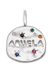 Pendente d'argento con la parola "ABUELA" in rilievo, decorato con gemme colorate: verde, arancione, rosa, blu e nero. Design della superficie con texture.