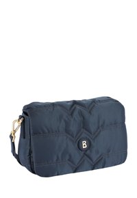 Borsa in nylon blu puffato con cuciture diagonali, ferramenta dorata e un logo circolare con la lettera "B". Cerniere e tracolla rimovibile.