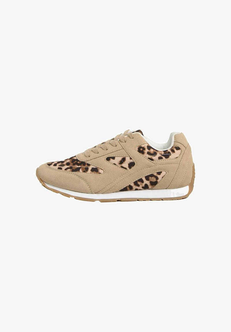 Beige sneakers med leopardprintpaneler, suede-materiale, flade snørebånd og en hvid sål med en struktureret gummisål.