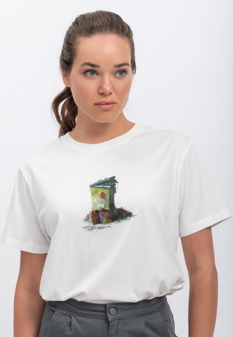 Witte katoenen t-shirt met een kleurrafische afbeelding van een vuilnisbak omringd door verschillende voorwerpen, met nadruk op detail in ontwerp en textuur.