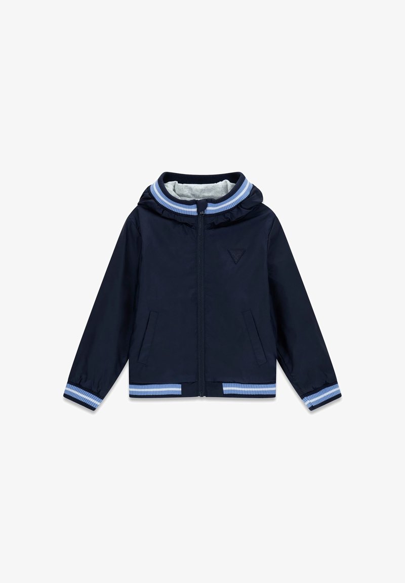 Tmavomodrá bunda s kapucňou, s jemnými svetlomodrými rebrovanými detailmi na manžetách a leme, hladkou textúrou a dvoma prednými vreckami.