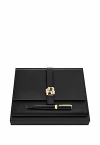 Pochette en cuir noir avec fermoir logo BB doré et stylo assorti noir et or reposant sur une boîte noire.