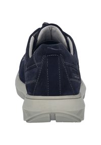 Scarpa sportiva in suede blu navy con superficie testurizzata, colletto imbottito e suola in gomma grigia. Presenta un'etichetta sul retro per una facile calzata.