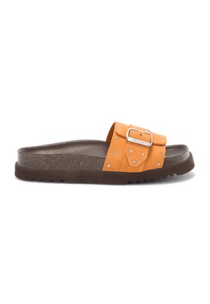 Slip sandal med brun tekstureret sål og orange ruskindsrem med sølvspænde og små nitte detaljer.