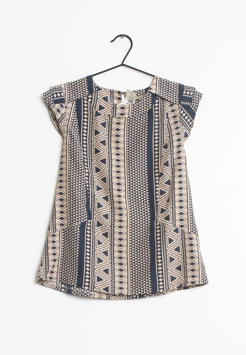 Robe à manches courtes avec un motif géométrique en bleu marine et beige. Elle possède un col rond et deux poches latérales. Tissu léger, coupe décontractée.