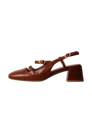 Bruine leren slingback met lage blokhak en twee verstelbare gouden gespen over de tenen en de enkel.