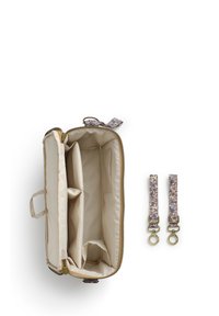 Beige vetoketjullinen laukku, jossa on kaksi kukkakuosiset hihnat. Sisältä löydät vaaleankankaan ja useita lokeroita järjestelmälliseen säilyttämiseen.