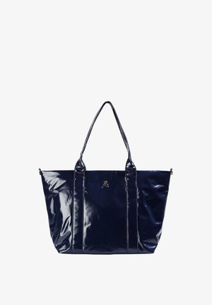 Amplia bolsa de tote de charol azul marino con dos asas, que presenta un sutil logo de calavera y detalles de costura vertical. Textura suave y brillante.