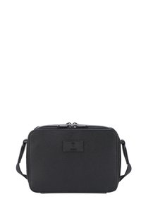 Sort tekstureret læder crossbody taske med rektangulær form, toplynlås, og et logo plade foran. Justerbar rem inkluderet.