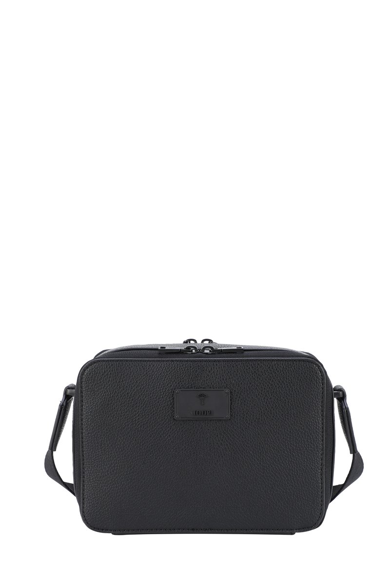 Sort tekstureret læder crossbody taske med rektangulær form, toplynlås, og et logo plade foran. Justerbar rem inkluderet.