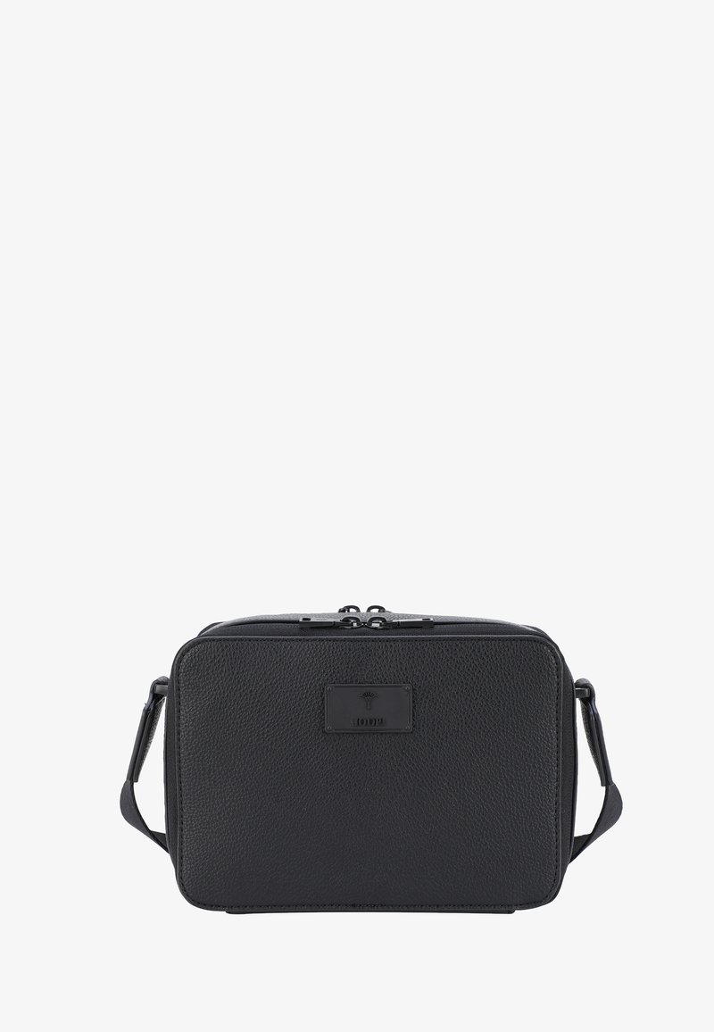 Sort tekstureret læder crossbody taske med rektangulær form, toplynlås, og et logo plade foran. Justerbar rem inkluderet.