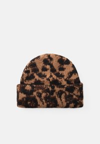 Gorro de malha em estampado de leopardo marrom e preto. Apresenta uma aba dobrada e um tecido macio e texturizado para aquecimento e conforto.