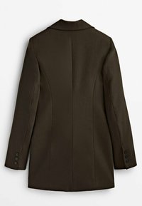 Blazer marron sur mesure, avec col cranté, manches longues et poignets à boutons. Texture lisse, coupe ajustée et lignes épurées.