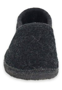 Zwarte vilten slipper met een ronde neus, zachte textuur en lage snit. Bevat een eenvoudige, naadloze constructie. Licht gevoerde zool.
