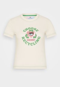 Krémové tričko s krátkými rukávy s zeleným textem „Choose Recycling“ kolem růžového bublinového dialogu, grafiky oka a symbolu recyklace.