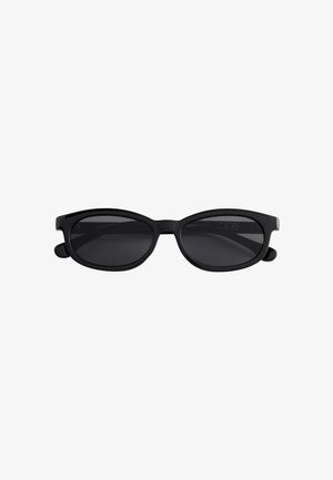 Lunettes de soleil ovales noires avec une monture épaisse en plastique et des verres teintés foncés, présentées sur un fond blanc.