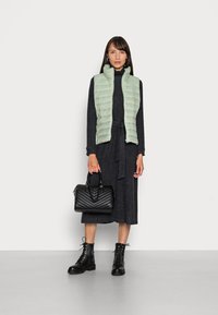 Marc O'Polo VEST STAND UP COLLAR FRONT ZIPPER - Colete - breezy mint