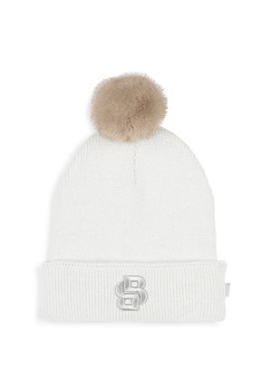 Bonnet tricoté blanc avec une finition texturée, doté d'un pompon beige clair sur le dessus et d'un revers affichant un logo gris subtil.