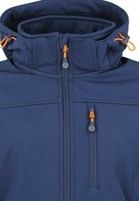 Mørkeblå jakke med høj krave, som har en frontlynlås, to lynlåslommer og orange detaljer på hardware og snore.