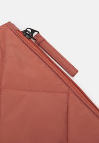 DAY ET MINI UNISEX - Estojo - copper brown