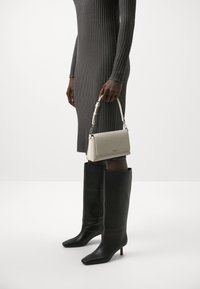 Calvin Klein MUST SHOULDER BAG MONO - Borsa a mano - stoney beige