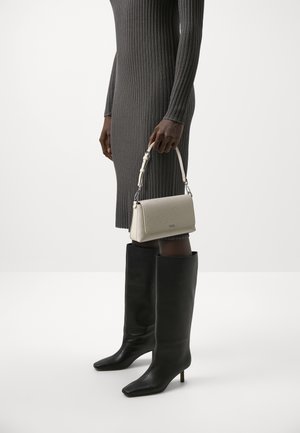 Calvin Klein MUST SHOULDER BAG MONO - Borsa a mano - stoney beige