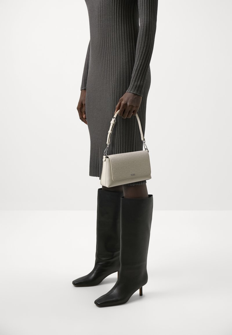 Calvin Klein MUST SHOULDER BAG MONO - Borsa a mano - stoney beige