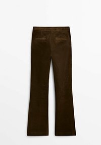 Pantalons évasés en velours côtelé marron présentant une texture lisse, une taille mi-haute et deux poches arrière. Les jambes s'affinent subtilement vers l'ourlet.