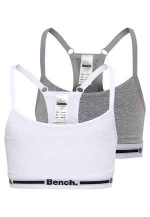 Zwei Sport-BHs: einer in Weiß und einer in Grau. Beide haben dünne Träger, ein einfaches Design und ein schwarzes "Bench."-Logo entlang des unteren Bands.