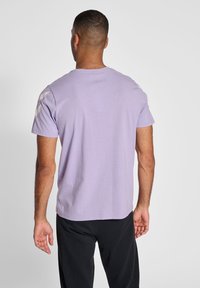 Hummel LEGACY CHEVRON  - T-shirts print - heirloom lilac