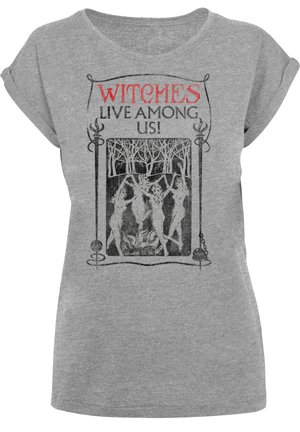 Tricou scurt gri, cu mânecă scurtă, având un print grafic negru și roșu cu vrăjitoare dansând în jurul unui foc, amplasat pe fundalul unei păduri.