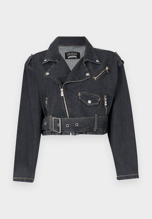 Jaqueta de motociclista em denim preto cortada, com zíperes prateados, botões de pressão e cintura com cinto. Apresenta ombreiras e um design de colarinho distinto.