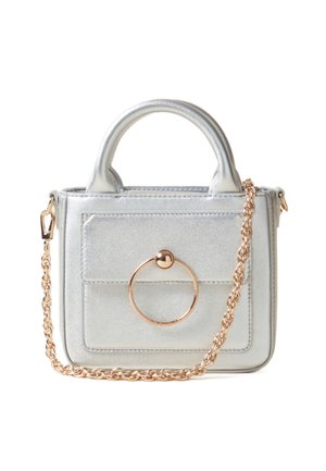 Bolso de mano metálico plateado con asas superiores, bolsillo frontal con un cierre circular dorado y una correa de hombro dorada desmontable.