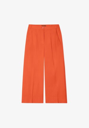 Orangene weit geschnittene Hose mit glatter Texture, ausgestattet mit einem Knopfverschluss, zwei Vordertaschen und subtilen Falten für zusätzliche Details.