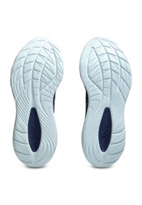Semelles de chaussures avec une surface en caoutchouc texturée bleu clair, présentant un motif en vagues et un accent bleu foncé au niveau du talon pour l'adhérence et le soutien.