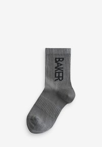 Graue gerippte Socken mit einem schwarzen "BAKER"-Logo, das an der Seite aufgedruckt ist. Sie verfügen über eine verstärkte Zehen- und Bündchenpartie für zusätzliche Haltbarkeit.