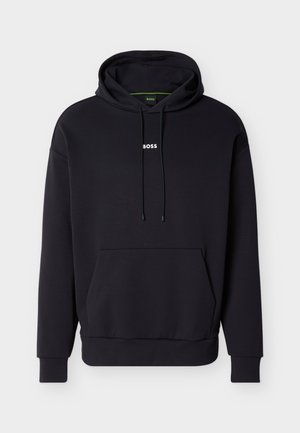 Μαύρο φούτερ με κουκούλα, με μπροστινή τσέπη και λευκό λογότυπο "BOSS" στο στήθος. Κατασκευασμένο από μαλακό ύφασμα με ριμπ μανσέτες.