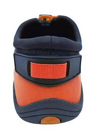 Chaussure orange et noire avec une tige en tissu texturé, une semelle en caoutchouc, et une large sangle orange à l'arrière pour un maintien sécurisé.