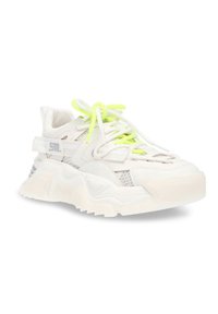 Sneaker bianco con pannelli in rete e suola in gomma. Presenta lacci verde neon, accenti testurizzati e un design con una piattaforma spessa. Dettaglio di branding argentato.