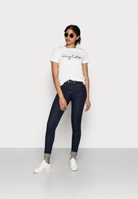 Tommy Hilfiger HERITAGE CREW NECK GRAPHIC TEE - Tričko s potlačou - classic white