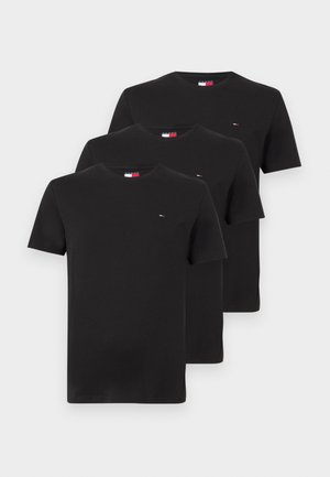 Tre svarte kortermede T-skjorter med rund hals og små røde, hvite og blå logoer på øvre venstre bryst, arrangert i en forskjøvet stabel.