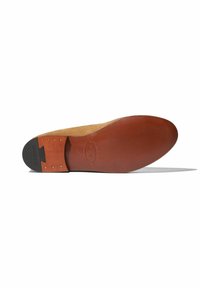 Ledersohle in brauner Farbe, mit strukturierter Oberfläche und einem Fersenaufsatz. Verfügt über eine schwarze Gummisohle und Metallnieten für zusätzliche Langlebigkeit.