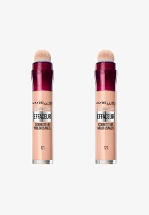 Correcteur Maybelline Instant Age Rewind, applicateur double, couleur beige, forme cylindrique, capuchon transparent, marqué "Effaceur" et teinte 121.