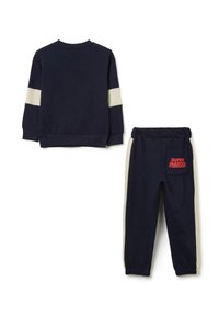 Dunkelblaues Sweatshirt- und Hosen-Set für Kinder mit beigen Ärmeln und seitlichen Streifen, ausgestattet mit rotem "Super Mario"-Logo auf der Gesäßtasche.