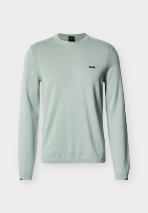 Lichtgroene trui met lange mouwen, ronde hals en geribbelde manchetten, met het "BOSS"-logo op de linkerborst tegen een witte achtergrond.